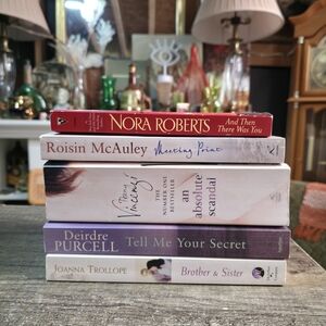 Romance & Mystery 5-Book Bundle: Roberts, Vincenzi & More